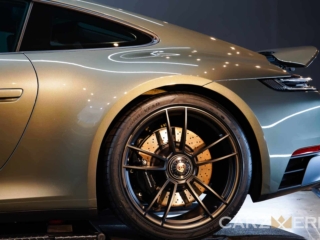 Porsche 992 4GTS Aventurine Green 50