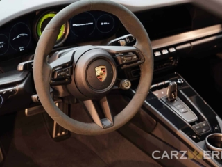 Porsche 992 4GTS Aventurine Green 63