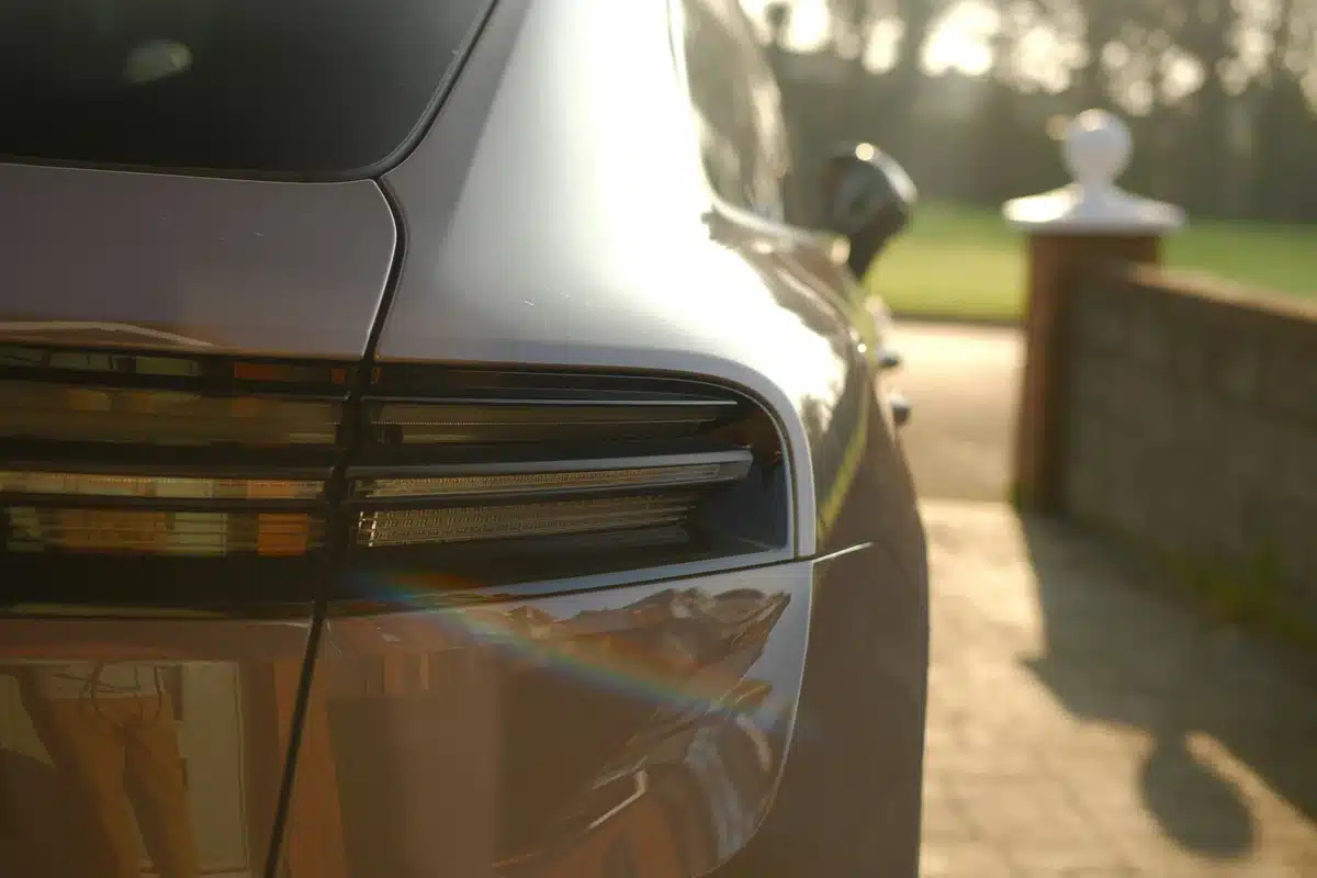 The back tail light of a grey Porsche Macan with PPF.